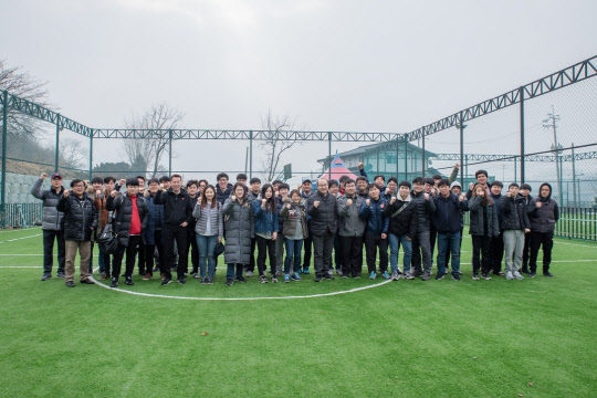 네이버시스템 임직원들이 회사 단합대회를 앞두고 사진을 찍고 있다.  네이버시스템 제공